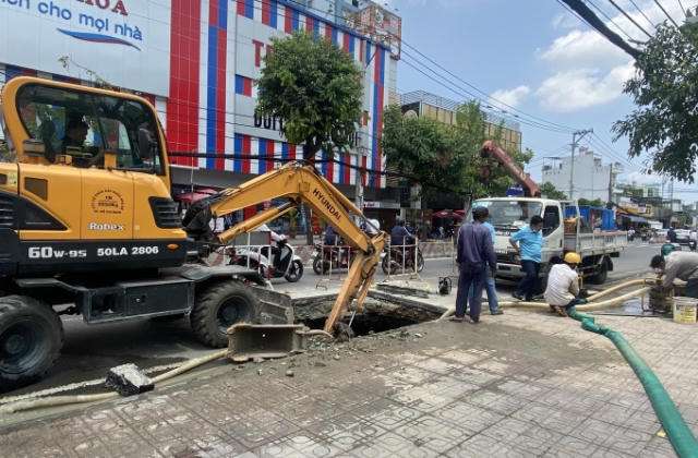 Khẩn trương khắc phục sự cố “hố tử thần” trên đường Huỳnh Tấn Phát