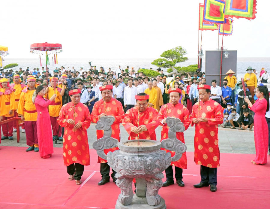 Hàng năm, tỉnh Cà Mau long trọng tổ chức Lễ Tri ân Quốc Tổ Lạc Long Quân tại Đền thờ Lạc Long Quân, Khu Du lịch Mũi Cà Mau (xã Đất Mũi, huyện Ngọc Hiển, tỉnh Cà Mau).