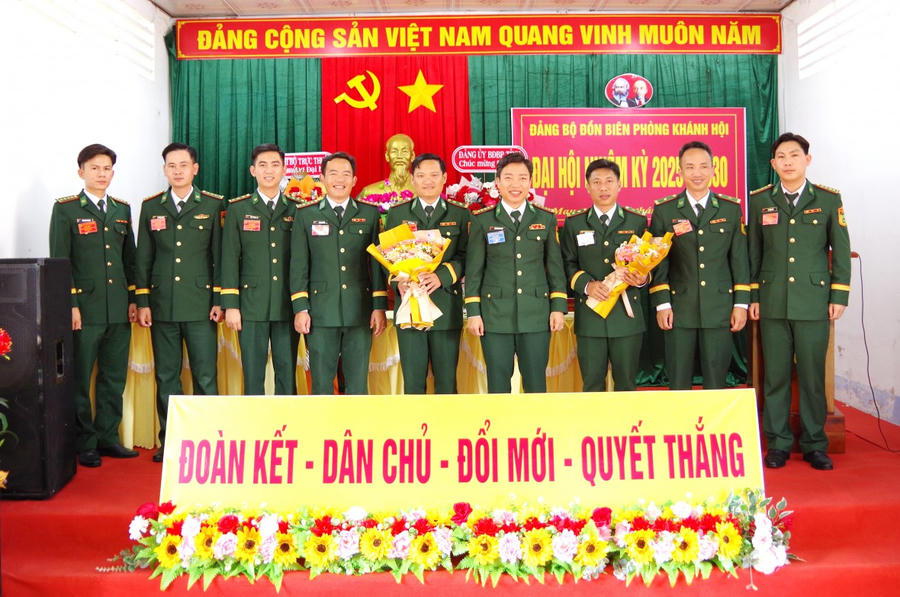 Thủ trưởng Bộ Chỉ huy BĐBP tỉnh Cà Mau tặng hoa chúc mừng Cấp ủy Đảng bộ Đồn Biên phòng Khánh Hội nhiệm kỳ 2025 – 2030.