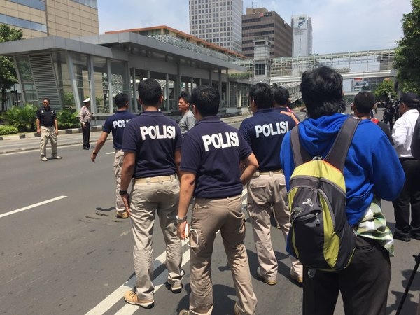 Cảnh sát được điều đến và phong tỏa  khu vực xảy ra vụ đánh bom. (Ảnh: Theguardian)