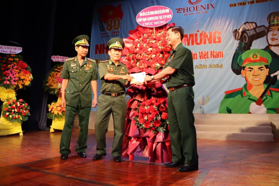 Một số hình ảnh của buổi họp mặt.