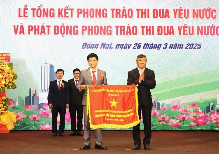 Phó Bí thư thường trực Tỉnh ủy Hồ Thanh Sơn trao cờ Thi đua của Thủ tướng Chính phủ cho các tập thể xuất sắc