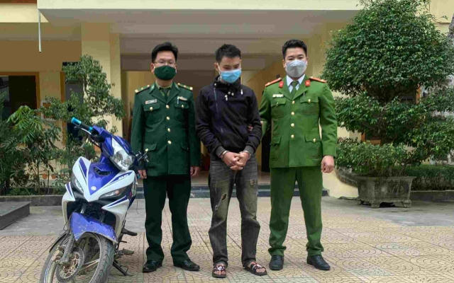 Bắt khẩn cấp đối tượng chuyên cướp điện thoại của học sinh lấy tiền mua ma túy