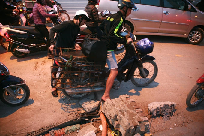 Người dân khốn khổ leo lên vỉa hè mới thoát được ùn tắc