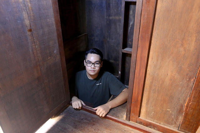 Cũng trên tầng lầu còn 1 căn hầm bí mật khác có chiều sâu 3m được ngụy trang bằng chiếc tủ gỗ, vừa đủ để 1 người chui vào khi gặp nguy hiểm.