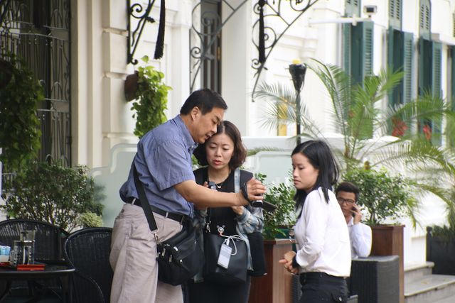 Hình ảnh giới truyền thông có mặt đông đảo cũng diễn ra tại khách sạn Metropole Hà Nội. Do không thể nhận diện được những người ra vào khách sạn Metropole Hà Nội, sau khi ghi được một vài hình ảnh ít ỏi họ phải hỏi thăm để biết thông tin người mình vừa ghi hình.