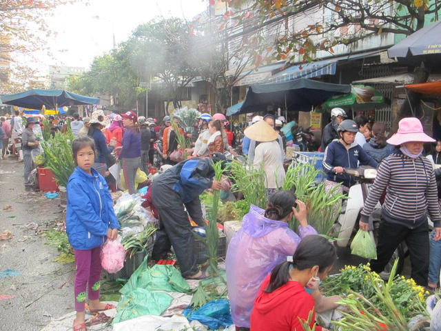 Người bán ngồi tràn cả ra bên ngoài đường lớn.