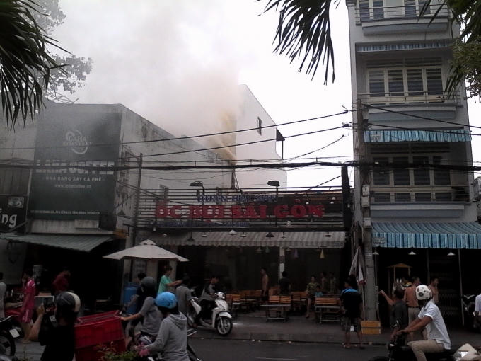 Khói bốc lên từ tầng 2 của quá cà phê.