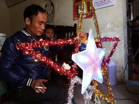 Đối với người dân đi biển miền Trung, cây Nêu được xem như là biểu tượng thiêng liêng cho sự may mắn trong năm mới, mưa thuận gió hòa... Ảnh: Du Nghĩa.                Cứ đến 23 tháng Chạp âm lịch, người dân lại tranh thủ làm cây Nêu dựng trước nhà và ngày mùng 7 Tết làm lễ hạ Nêu. Ảnh: Du Nghĩa.              Theo phong tục truyền thống, cây Nêu được làm bằng đèn lồng 5 cánh, có gắn đèn Led và thân cây Nêu là những cây tre dài, dẻo dài. Nhưng cùng với sự phát triển của xã hội, cây Nêu ngày càng được "trau chuốt" bằng những thiết bị hiện đại. Ảnh: Du Nghĩa.                      Ngoài đèn ông sao thì lá cờ Tổ quốc không thể thiếu trên cây Nêu trong tiềm thức của người dân miền biển. Ảnh: Du Nghĩa.              Theo truyền thuyết, cây Nêu của người dân miền biển thể hiện cho sự may mắn, cầu mong một năm mới mưa thuận gió hòa và xua đuổi ma quỷ...Ảnh: Du Nghĩa.