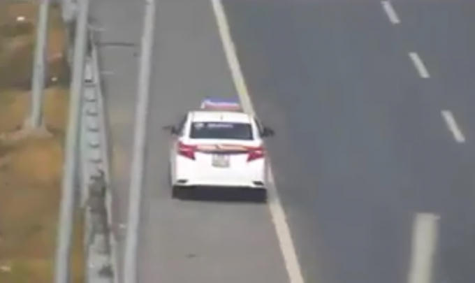 Hình ảnh chiếc taxi lao ngược chiều trên cao tốc được camera ghi lại.
