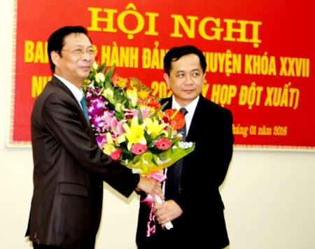 Bí thư tinh Quảng Ninh tặng hoa chúc mừng tân Bí thư huyện ủy Bình Liêu.