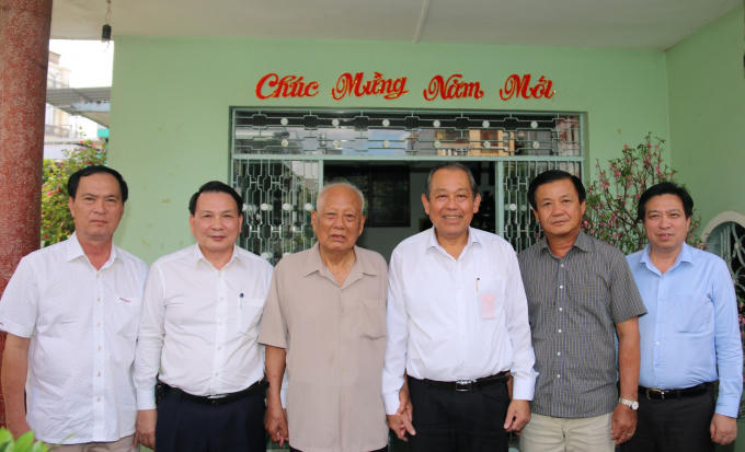 Phó Thủ tướng Thường trực Trương Hòa Bình thăm và chúc sức khỏe đồng chí Lê Phước Thọ. Ảnh: VGP/Mạnh Hùng