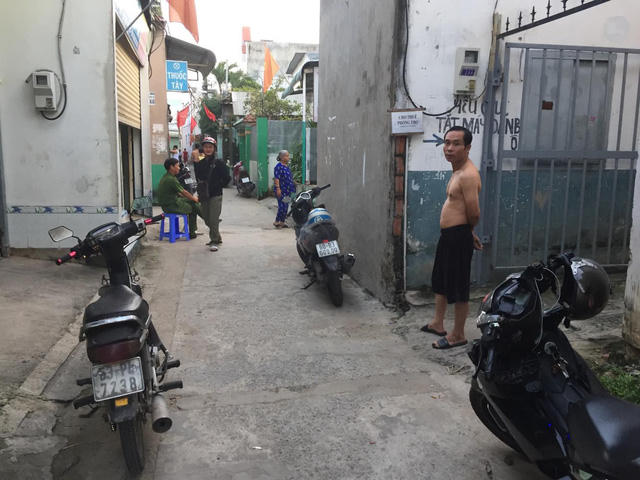 Đoạn đường hẻm nơi các “hiệp sĩ” bị tấn công.                Vết máu từ vết thương của các “hiệp sĩ” tại nơi bị tấn công.