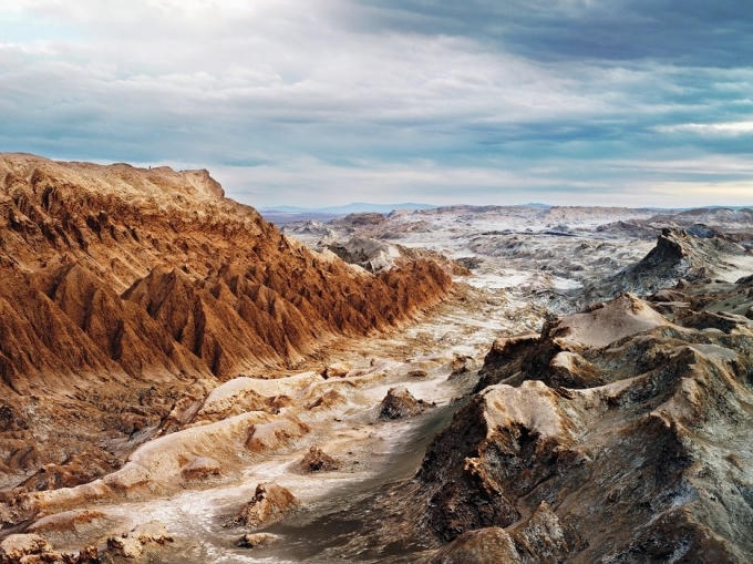 Cảnh quan tại Valle de la Luna (thung lũng Mặt Trăng), Chile, đúng như tên gọi, trông giống như trên mặt trăng với những đỉnh núi lởm chởm, sông ngòi khô cạn.