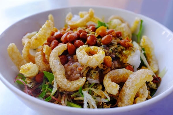 Cơm hến không chỉ ngon mà còn được người làm trình bày thật đẹp mắt. Ảnh: Nhà hàng Nét Huế.