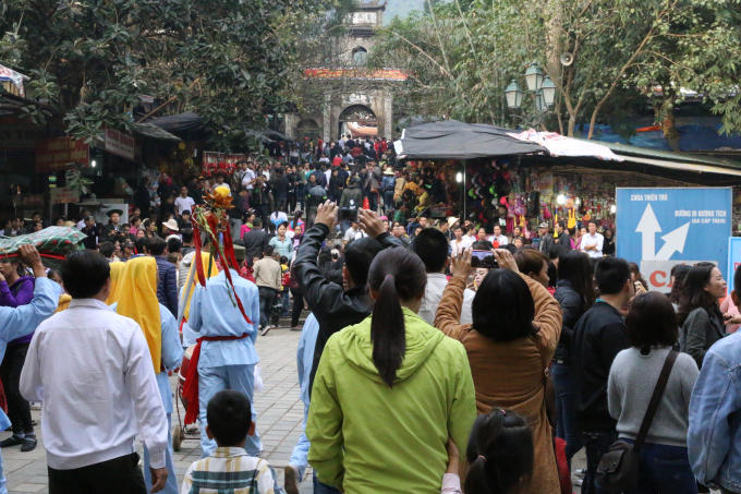 Hằng năm, lễ hội chùa Hương thu hút hàng nghì du khách hành hương về tham dự. Ảnh Nguyễn Hồng.