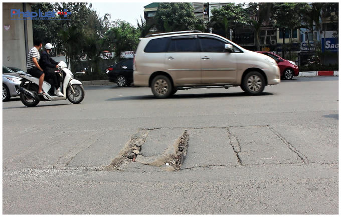 Nắp cống gồ ghề, mấp mô, gây nguy hiểm cho người đi đường nếu không may ai đó đâm phải.