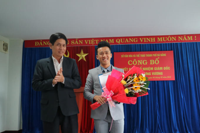 Giám đốc Sở Văn hóa – Thể thao thành phố Huỳnh Văn Hùng (trái) trao quyết định cho ca sĩ Quang Hào.