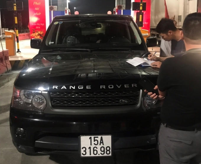 Một trong những xe bị ném đá trên cao tốc