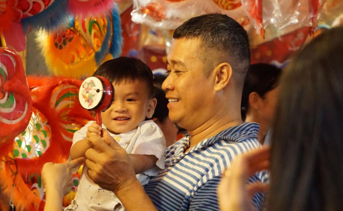 Dịp này nhiều gia đình chở con đến phố lồng đèn vui chơi và mua lồng đèn Trung thu