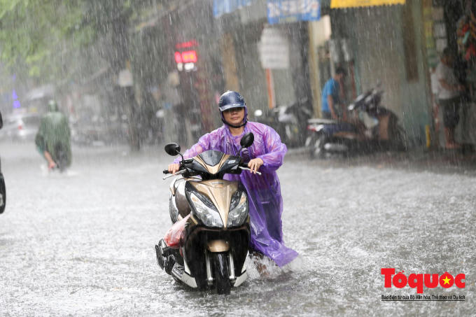 ha-noi-mua-lon-chua-den-30-phut-nhieu-tuyen-pho-ngap-sau-trong-bien-nuoc1-156523823322673731993