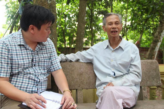 Ông Luyện (ảnh phải) kể cho chúng tôi nghe những câu chuyện quanh sự "huyền bí" của hòn đá