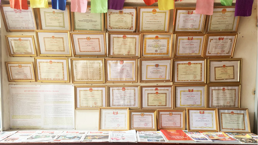 Tất cả các bằng khen, giấy khen mà cầu thang văn hóa tại tòa A3 nhận được từ ngày thành lập đến nay.