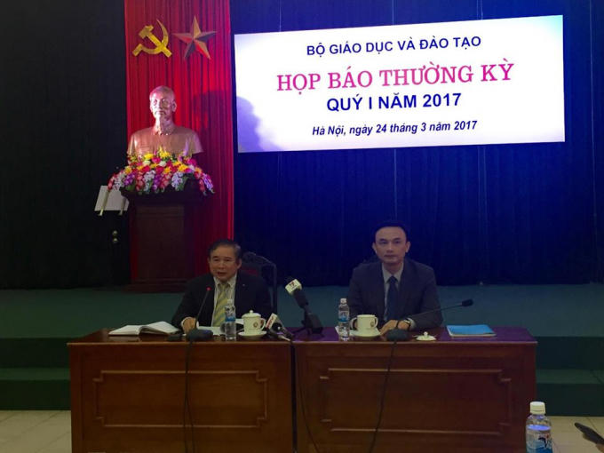 Thứ trưởng Bộ Giáo dục và Đào tạo Bùi Văn Ga chủ trì buổi họp báo.