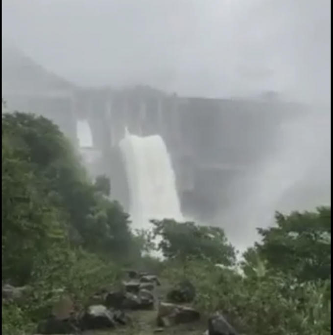 Thủy điện Bản Vẽ đang vận hành xả lũ ở mức kỷ lục đảm bảo an toàn, không có chuyện đập bị vỡ (ảnh thủy điện Bản Vẽ vận hành xả lũ trước đó).