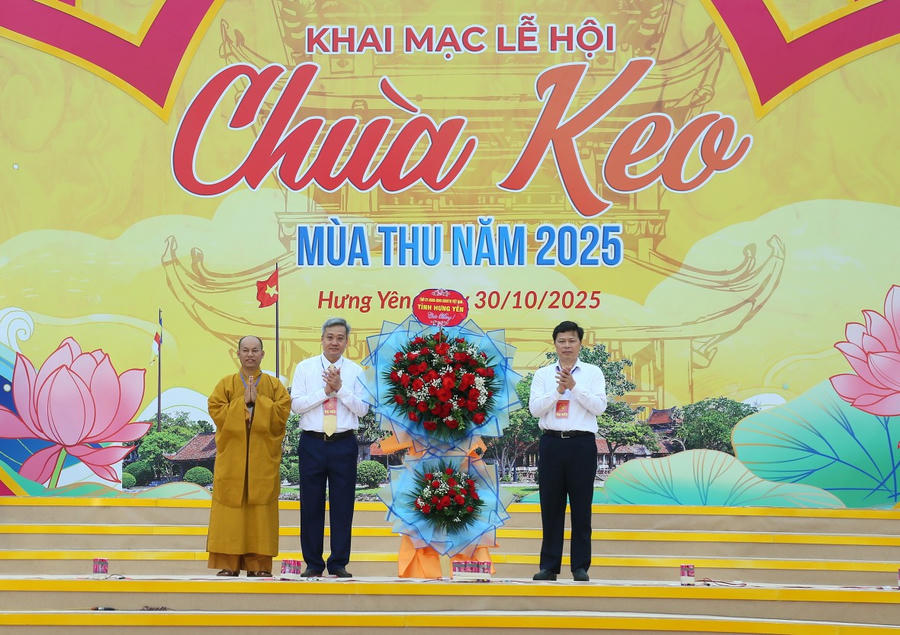 Ông Trần Quốc Toản, Phó Bí thư Thường trực Tỉnh ủy tặng hoa chúc mừng Ban Tổ chức lễ hội chùa Keo mùa thu năm 2025.