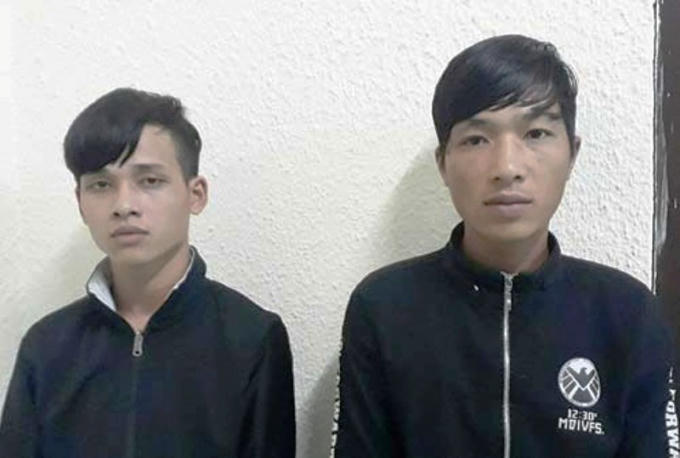 Đối tượng Nguyễn Văn Tuyên (bìa phải) và đối tượng Nguyễn Văn Tuyên (bìa trái) tại cơ quan công an.