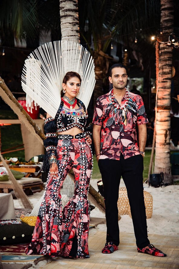 Xuất hiện bên cạnh cô dâu, chú rể cũng tạo ấn tượng bằng trang phục áo tur sone tur với màu váy của cô vợ tỷ phú Kaabia Grewal.