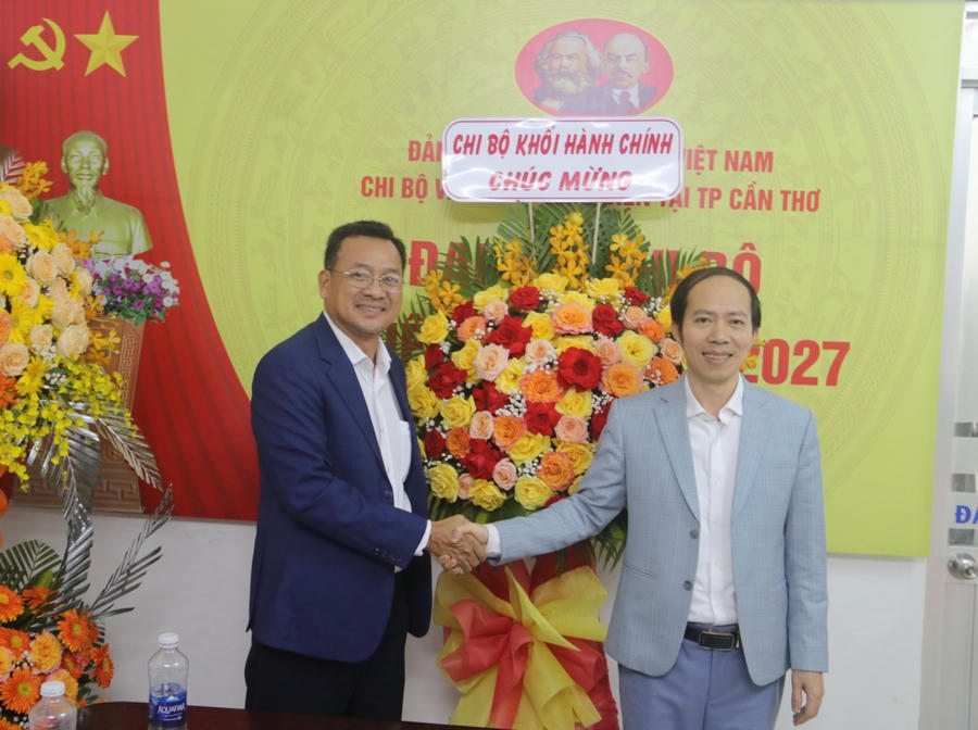 Đồng chí Nguyễn Đức Trường - Bí thư Chi bộ Khối Hành chính - Trưởng ban Thư ký tòa soạn, chúc đồng chí Trần Phong Trần - Bí thư Chi bộ nhiệm kỳ 2025–2027.