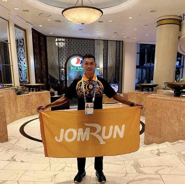 Vận động viên Muhaizar Mohamad của đoàn Malaysia check in khi lưu trú tại khách sạn Hà Nội Daewoo - Ảnh: VGP/Tâm Anh