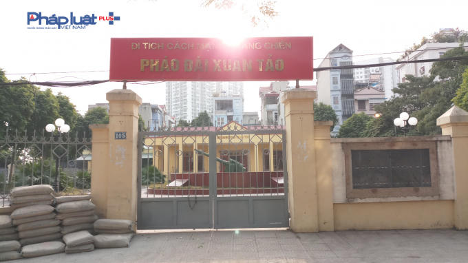 Bên ngoài di tích pháo đài Xuân Tảo.