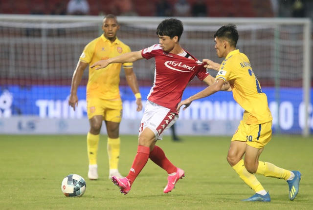 Công Phượng có thể một lần nữa lỗi hẹn với ngôi vương của giải bóng đá vô địch quốc gia (ảnh: Anh Hải)