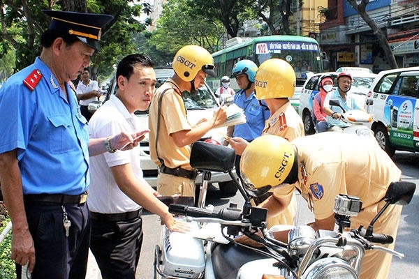 Tổ liên ngành kiểm tra xe khách tại Công viên 23/9. Ảnh: Báo Giao thông