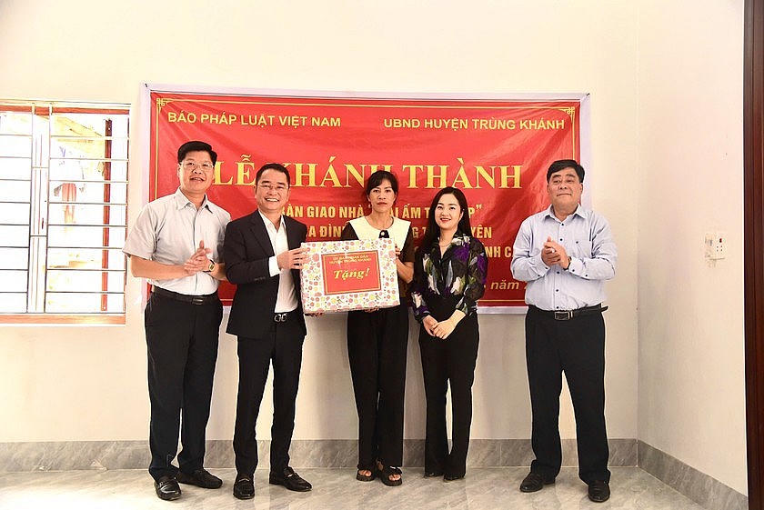 Lãnh đạo Sở Tư Pháp tỉnh Cao Bằng, UBND huyện Trùng Khánh tặng quà gia đình chị Chuyên (Ảnh: Thanh Tùng)