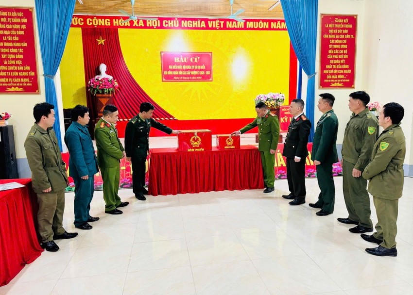 Tổ đảm bảo an ninh trật tự kiểm tra cơ sở vật chất tại điểm bỏ phiếu thôn Suối Vui. (Ảnh: Hoàng Chính).
