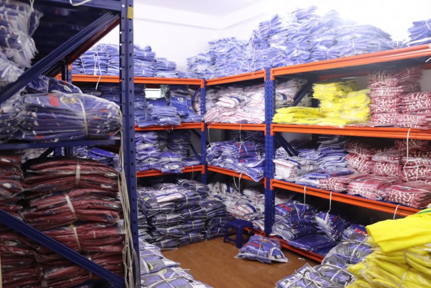 Phát hiện gần 6.500 bộ quần áo nghi giả nhãn hiệu trên địa bàn TP Hà Nội (Ảnh Cục quản lý thị trường).
