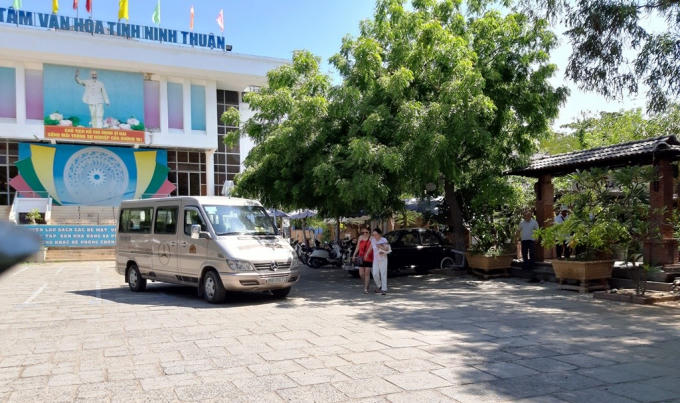 TTVH bị "bao vây" bởi quán cà phê. (Ảnh: Duy Quan).