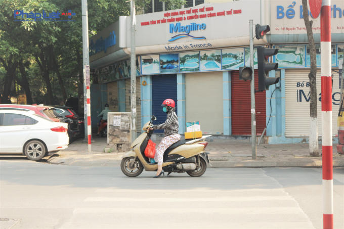 Khi dừng đèn đỏ, nhiều lái xe cũng "tranh thủ" lấn vào vạch sang đường của người đi bộ nhằm chỗ tránh nắng "bỏng rát".
