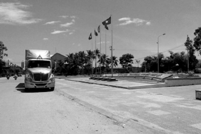 Xe container đậu trước khu vực Quảng trường huyện Phù Mỹ.