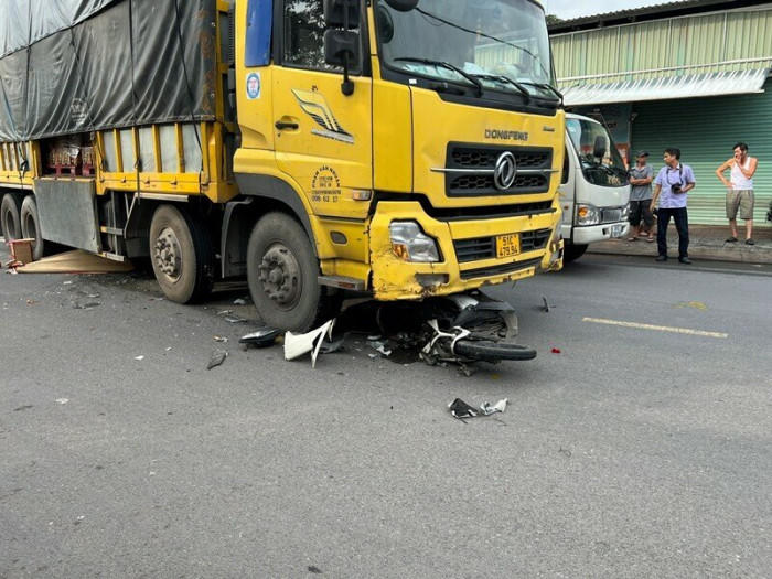 tin-tuc-tai-nan-giao-thong-moi-ngay-20-10-2022-xe-may-chui-gam-xe-tai-co-gai-tre-tu-vong-thuong-tam-dspl-1