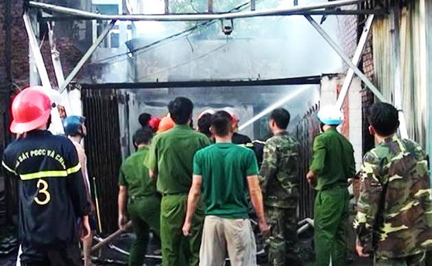 Các lực lượng chức năng được huy động để phục vụ công tác chữa cháy.