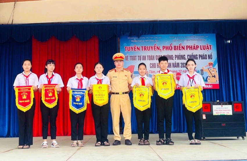 Buổi tuyên truyền nhằm xây dựng văn hóa giao thông an toàn, văn minh trong nhận thức của các em học sinh.