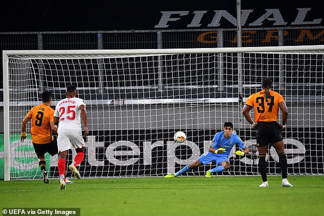 Raul Jimenez đá hỏng phạt đền khi đối mặt thủ môn Bono của Sevilla