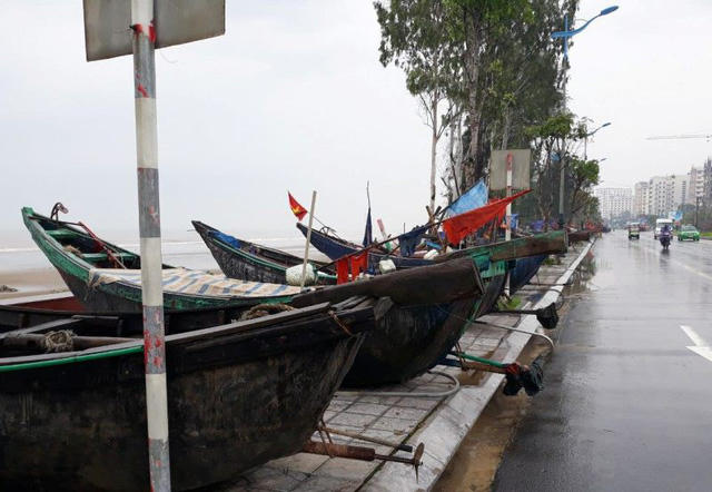 Thuyền được kéo lên cao.