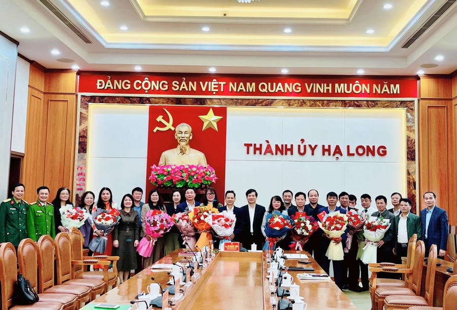 Lãnh đạo Thành ủy Hạ Long tặng hoa 12 cán bộ có đơn xin nghỉ hưu trước tuổi. (Ảnh: Báo Quảng Ninh)