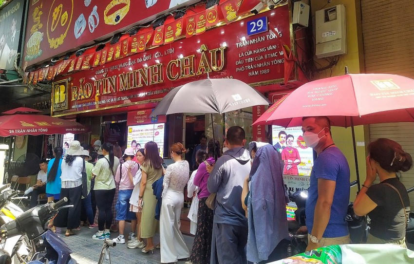 Tuần qua, khi giá vàng liên tục lập đỉnh mới, đã xuất hiện hiện tượng người dân phải xếp hàng để chờ mua vàng miếng.